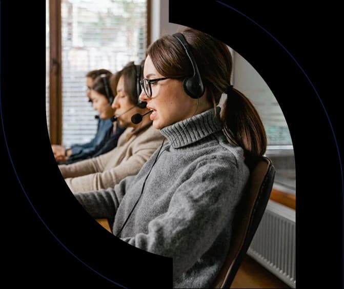 Atendentes com headset em uma central de atendimento